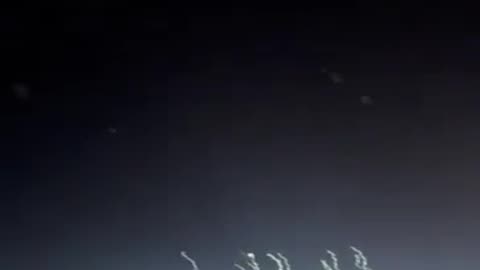 Fluggäste über Saudi-A. haben den Start ball. Raketen aus Iran in Richtung Israel gefilmt.