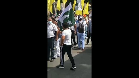 "Indian Patriot Silences Pakistanis and Khalistanis with the Tricolour and Powerful Words"