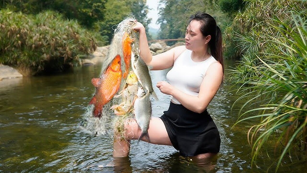 Solo camping outdoors skills of casting nets to catch fish for food.hoài tây farm