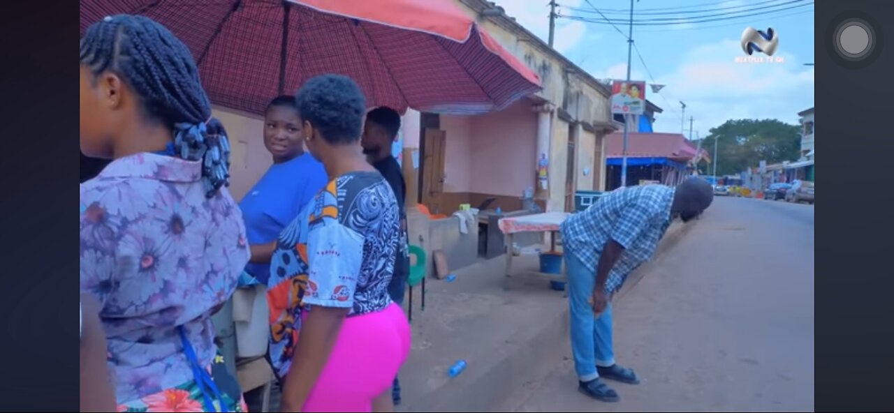 AKAEBENEZER FOLLOWING BIG ASS🤣🤣😅