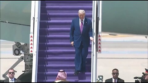 TRUMP❤️🇺🇸🥇🪽🕺ARRIVE IN RIYADH SAUDI ARABIA🤍🇺🇸🏅🪽🇸🇦🏤✈️🪻ON AIR FORCE ONE💙🇺🇸🏅🪽✈️🌍⭐️
