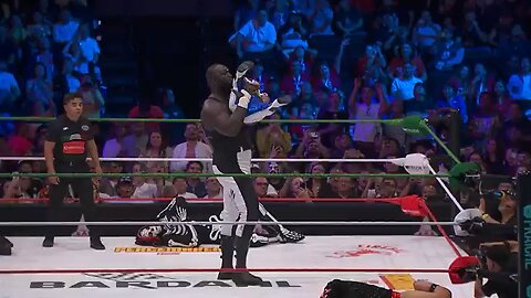 Omos tosses Microman as SEVEN FOOT THREE meets THREE FOOT THREE_ Triplemanía XXXIII highlights