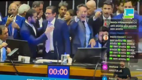 Deputada Camila Jara agride Nikolas Ferreira com um soco no saco.