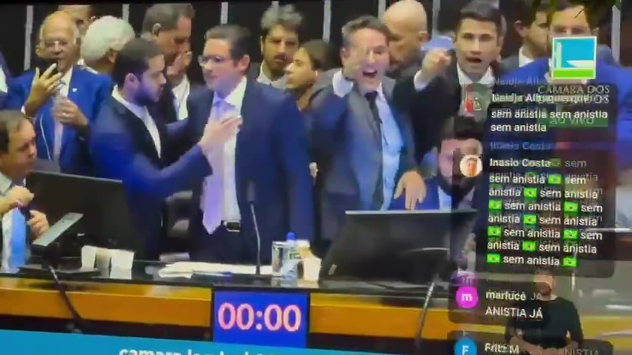 Deputada Camila Jara agride Nikolas Ferreira com um soco no saco.