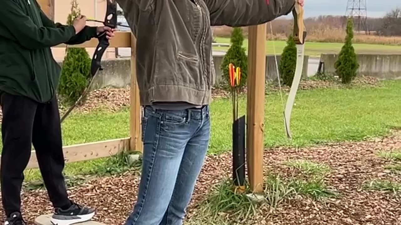 🎯 First-Time Recurve Archery | Clean Bullseye Hit