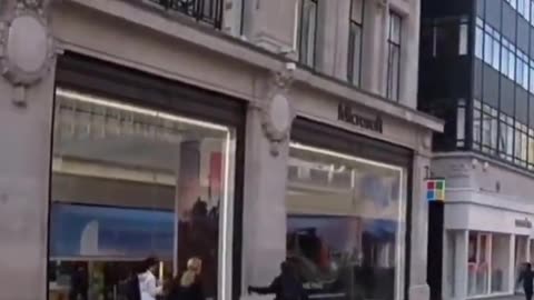 In London they steal your smartphone like this.
