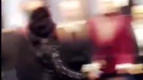A bIack woman SLAPS the faces of past US Presidents except Barack Obama’s…
