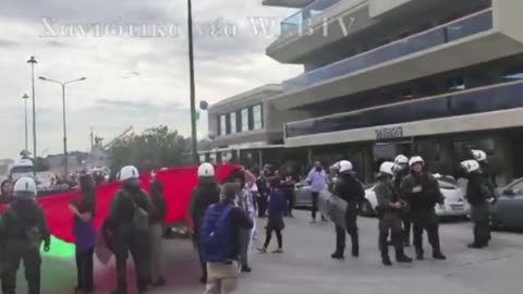 Protests in front of Israeli cruise ship: Two arrested trying to block the docking