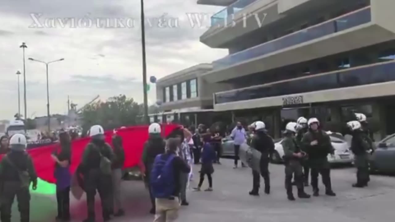 Protests in front of Israeli cruise ship: Two arrested trying to block the docking