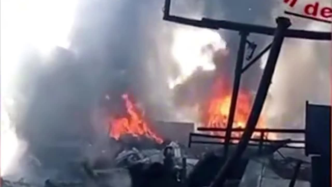Massive explosion at gas station in Rome