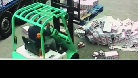 When the Forklift Operator Has One Job… and Misses 😬📦