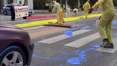 🎨🇺🇦 Ukraine Russia War | Activists Paint Warsaw Roads in Ukrainian Colors | RCF