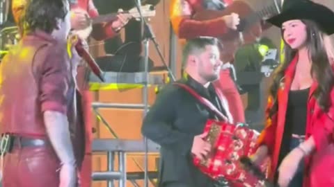 Ángela Aguilar le mete tremendo pellizco a Nodal en pleno concierto