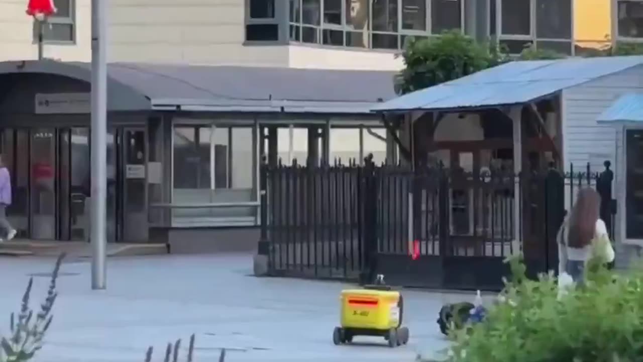 🇷🇺Food delivery robot vs beer dude. Robot wins
