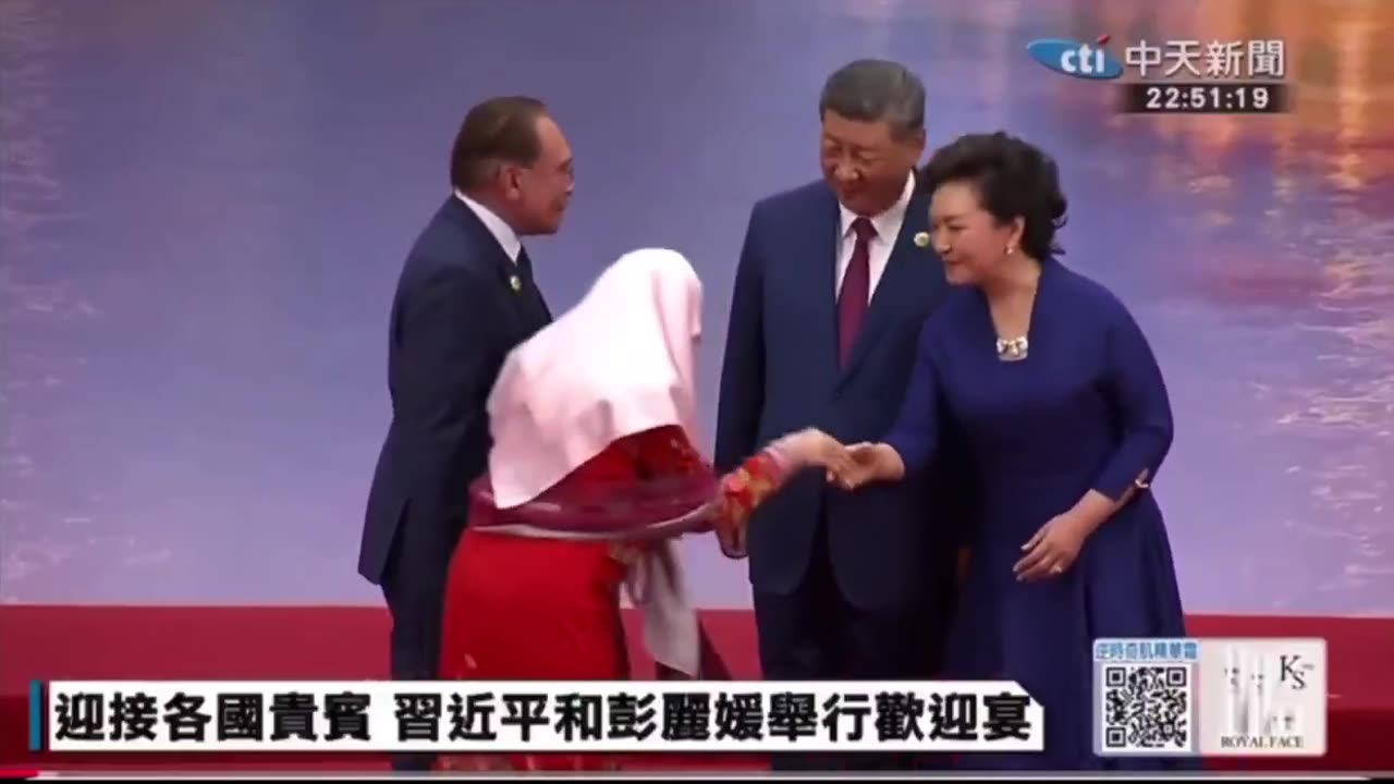 RESPECT TO HER MUSLIM LADY PM MALSIAN MRS SET EXAMPLE