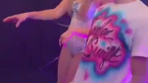 Shocking: Teaching Taylor Swift a TikTok Dance!