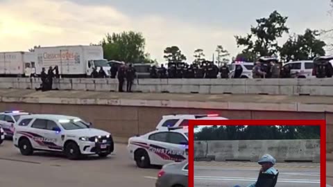 Elderly Lady in Texas Took Her Lawchair and Her Gun and Sat in the Middle of the Highway