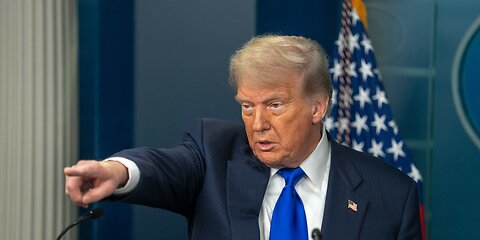 FT: Trump coraz bardziej sfrustrowany żądaniami Putina.