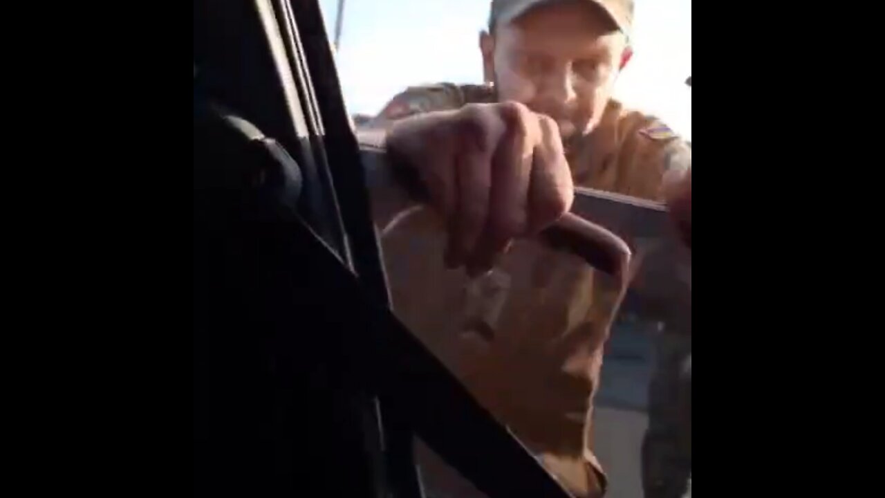 Niñas gritan de terror en auto perseguido por reclutadores ucranianos