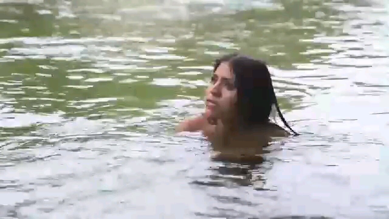 Se metió a un río a bañarse sin imaginar que encon2