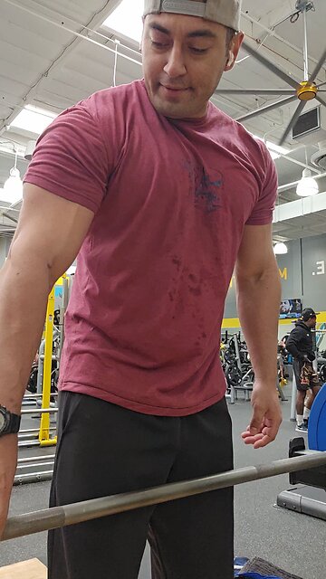 Shrugs for big Traps 5x10 #notnatty #caffeine #planetfitness #lafitness #chuzefitness #rockstar