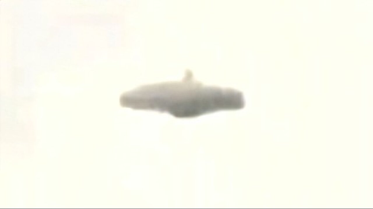 "Cigar" Shaped UFO Filmed in Brazil (2011)