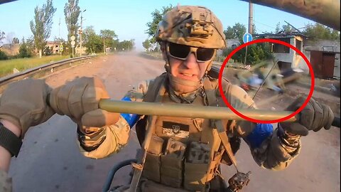 😮 A fiber optic FPV drone flies inches away from fighters racing on buggies.