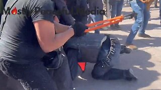 🚨 OMG! They’re beating police officers in Mexico. Whoa...