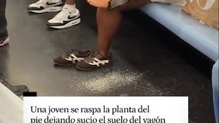 Una joven se raspa la planta del pie en pleno metro de Nueva York
