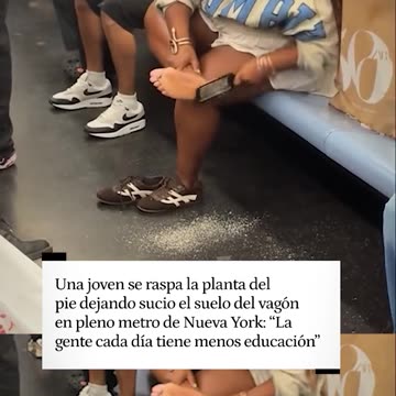 Una joven se raspa la planta del pie en pleno metro de Nueva York