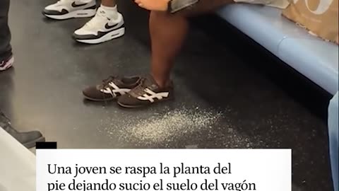 Una joven se raspa la planta del pie en pleno metro de Nueva York