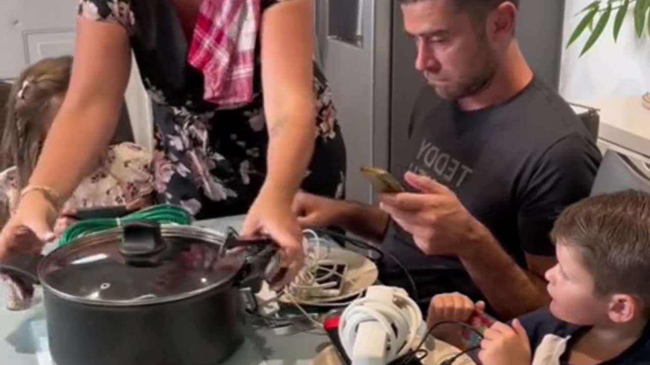 Mom Serves Gadgets Instead of Food – HILARIOUS!🍽️📱😂