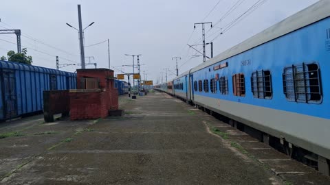 Ajmer Sealdah SF Express Crossing