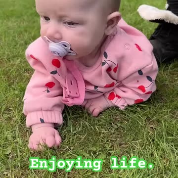 baby kayla’s first sunny grass time ☀️🌿 belly time outdoors!