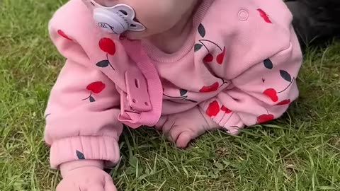 baby kayla’s first sunny grass time ☀️🌿 belly time outdoors!