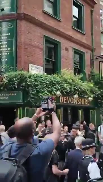 🚨🇬🇧 London Mayor Sadiq Kahn gets confronted & booed on the streets of ...