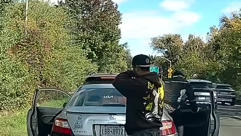 Watch the scammer’s reaction when he sees the dashcam.