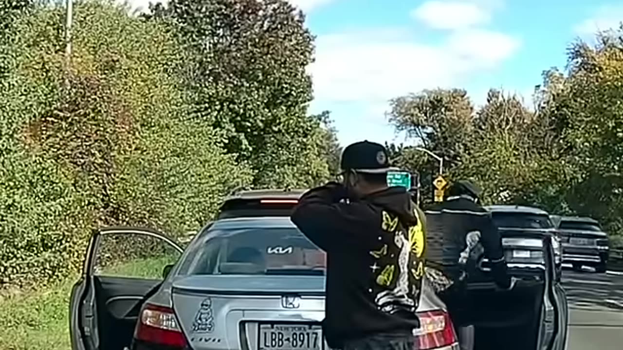 Watch the scammer’s reaction when he sees the dashcam.