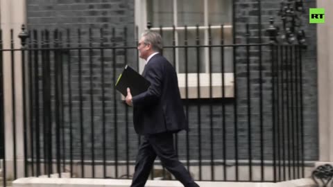 Starmer stumbles leaving No. 10 — gravity officially joins the opposition