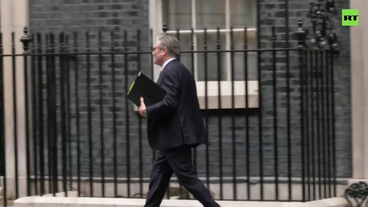 Starmer stumbles leaving No. 10 — gravity officially joins the opposition