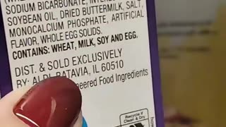 🇺🇸 Eine US-Amerikanerin im Lebensmittelgeschäft (ALDI) in den USA zeigt, dass auf jedem Artikel,