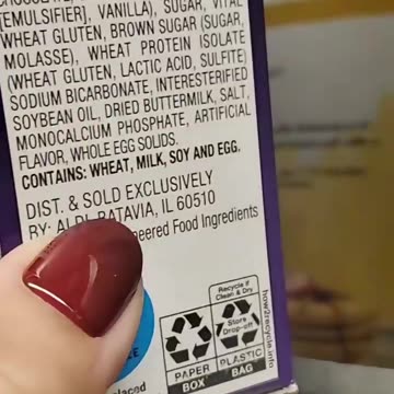 🇺🇸 Eine US-Amerikanerin im Lebensmittelgeschäft (ALDI) in den USA zeigt, dass auf jedem Artikel,