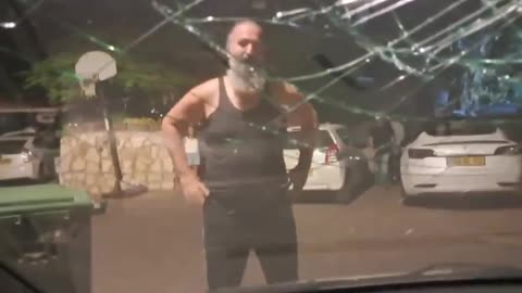 השכן של יאיר גולן תקף פעיל משפחות שכולות שבא למחות נגד יאיר גולן.