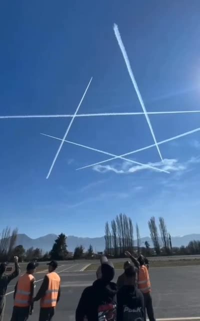 F-22 fighters drew a Russian star in the sky over