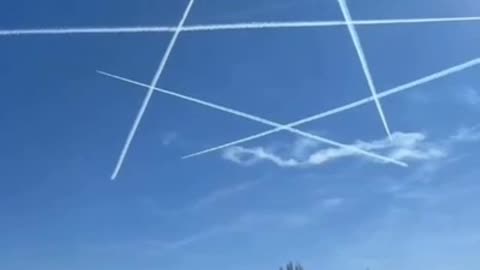 F-22 fighters drew a Russian star in the sky over