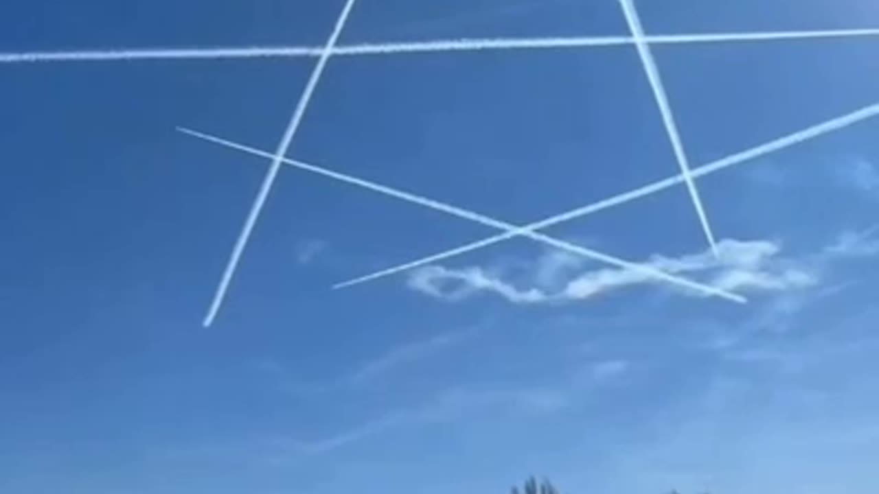 F-22 fighters drew a Russian star in the sky over