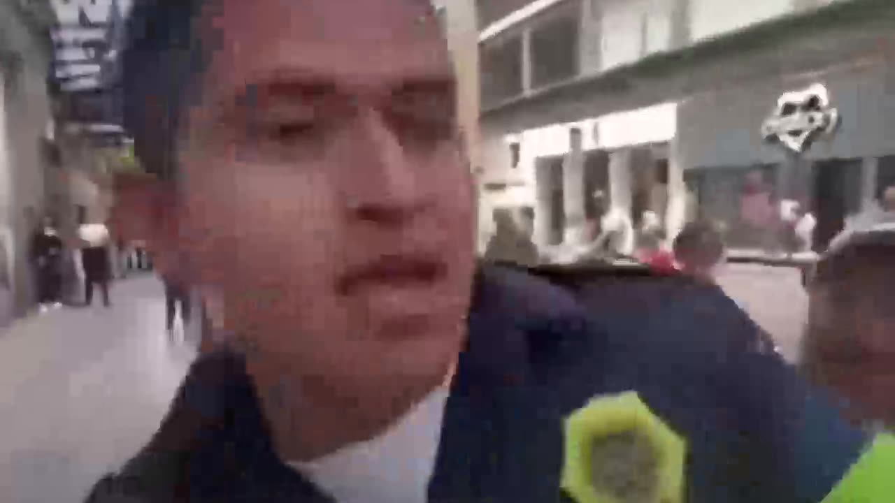 Sorprende a un policía extorsionando a un señor en México
