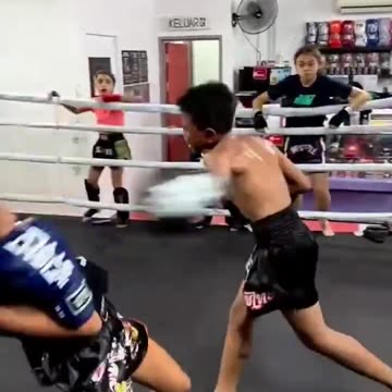 A boxer Girl beats a Boy hahaha