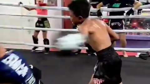 A boxer Girl beats a Boy hahaha