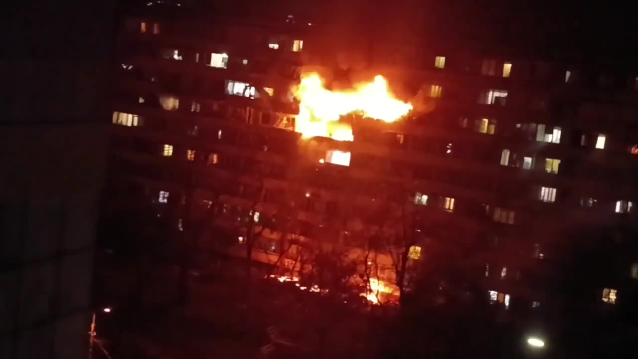 Loud screams of people are coming from a burning multi-story building in Rusanivka, Kyiv!